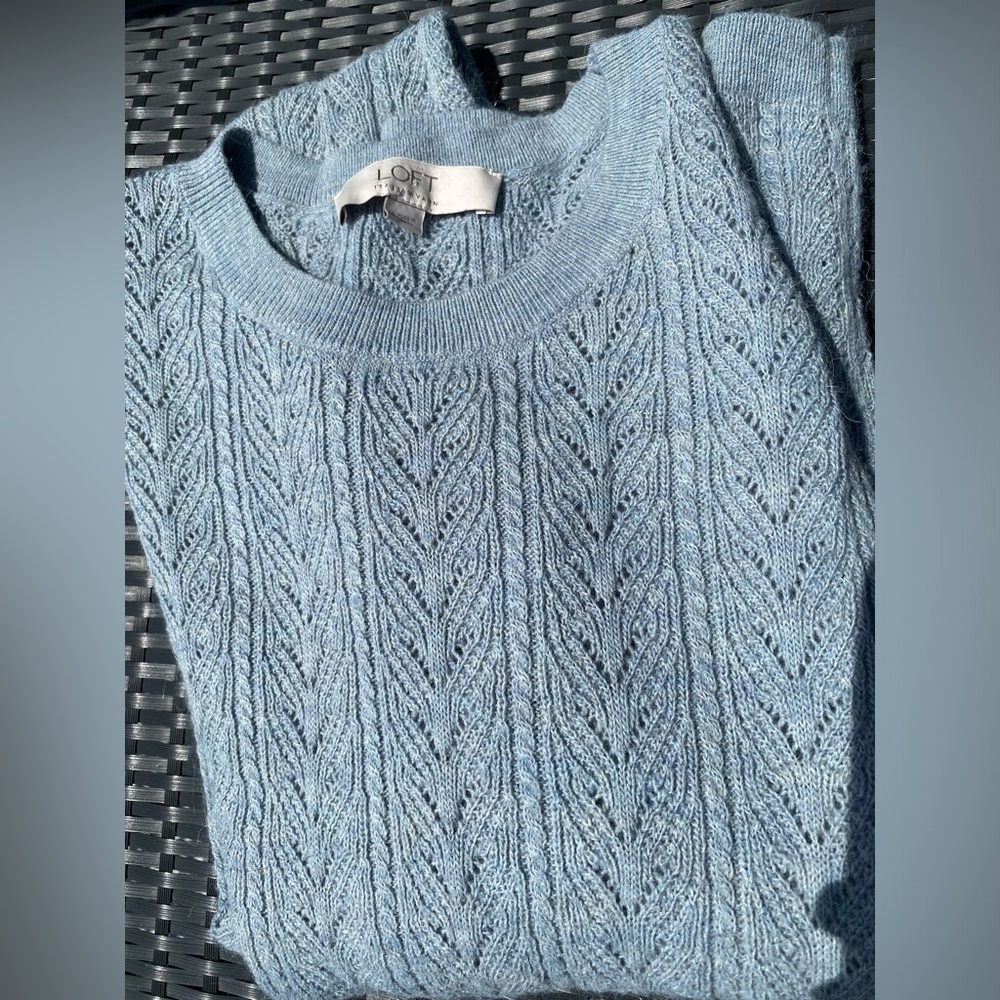 Lovely ladies sweater by Ann Taylor LOFT